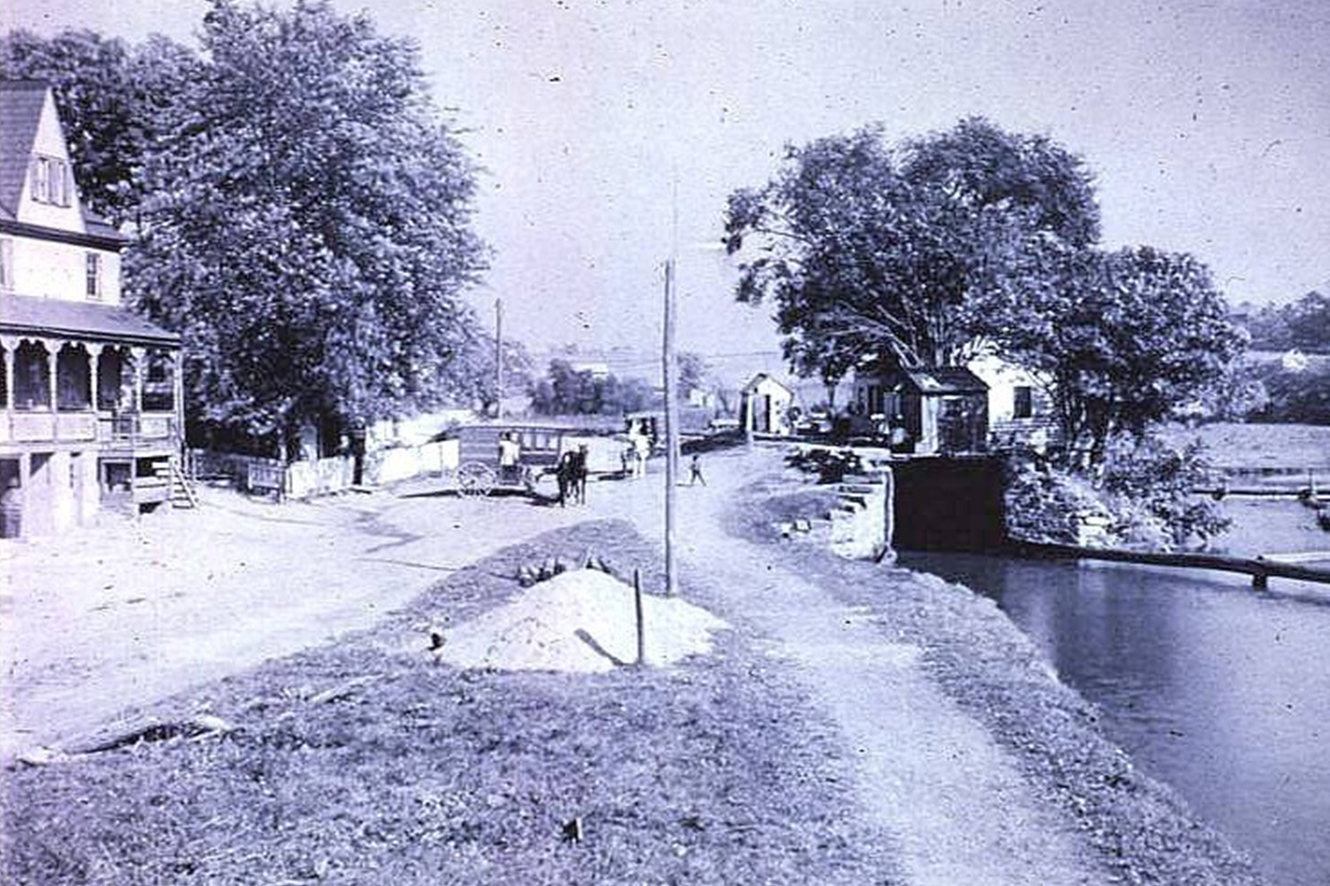 Green's Bridge: The Green’s Bridge Hotel is seen opposite Lock 9 West. The tender’s house located behind the trees on right still exists.