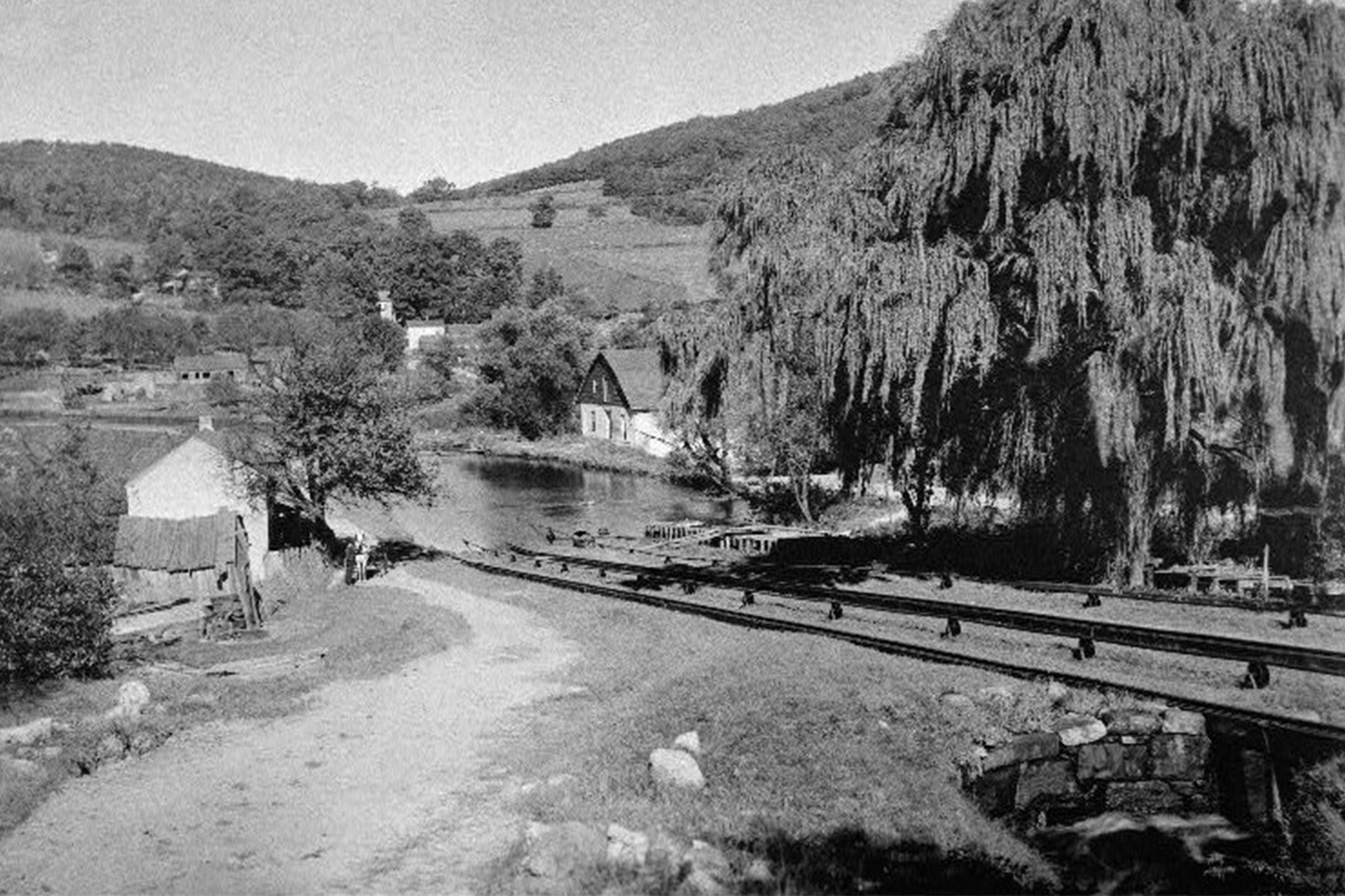 Plane 7 West descended into the small village of Bowerstown, which was located on the west side of Washington Borough. The brakeman’s house is visible on the left.