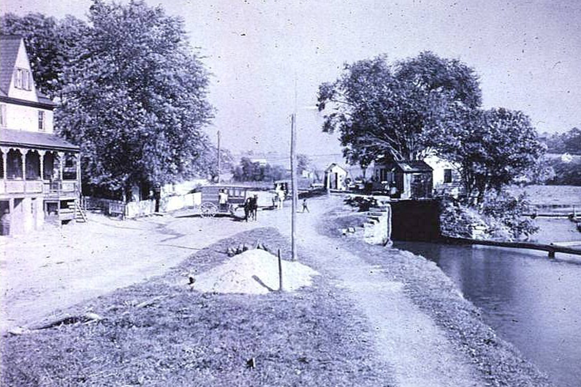 The Green’s Bridge Hotel is seen opposite Lock 9 West. The tender’s house located behind the trees on right still exists.