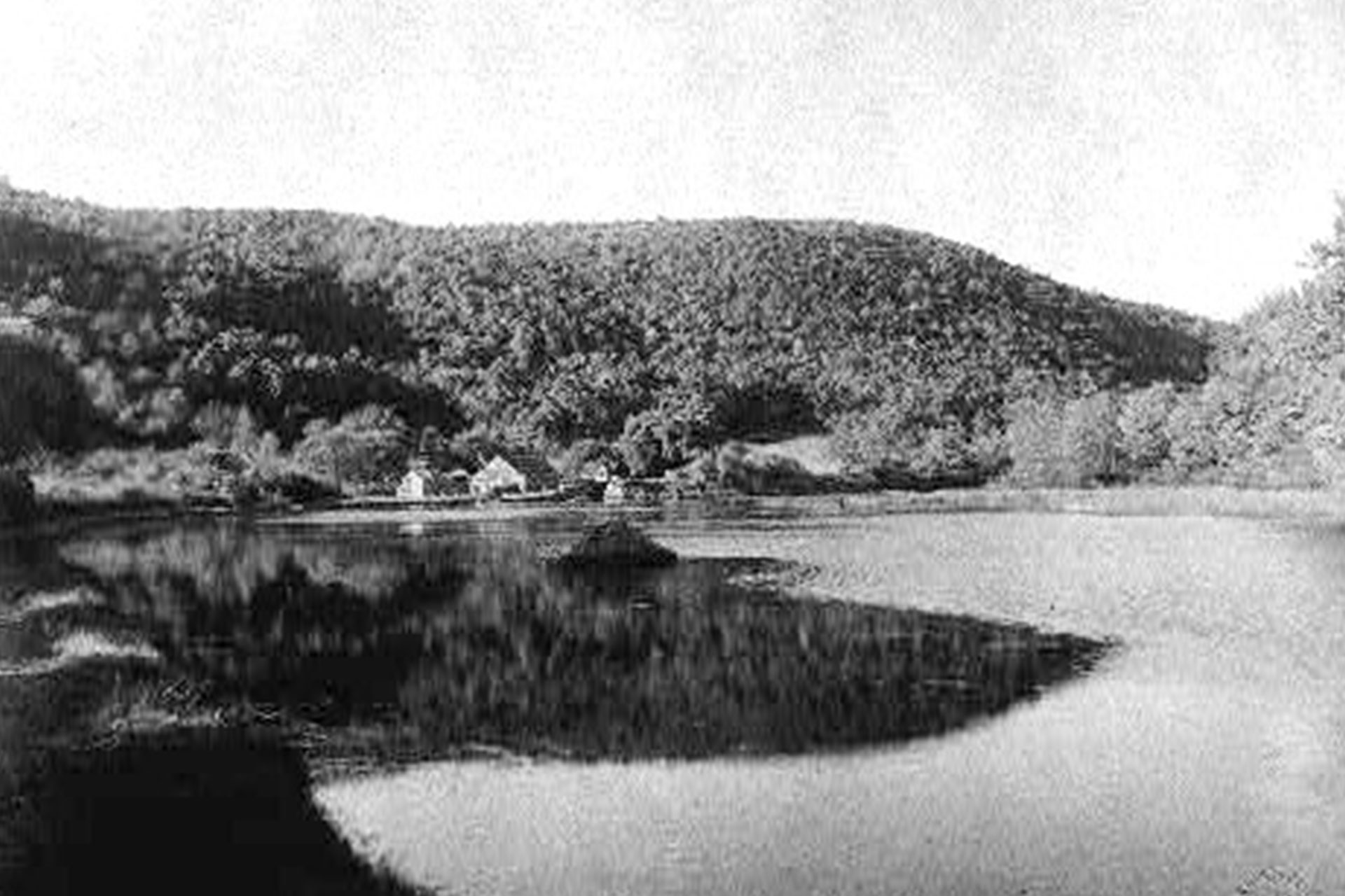 Between Saxton Halls and Guinea Hollow, the canal boats navigated along Saxton Lake, which was a dammed section of the Musconetcong River. This view looks toward Lock 4 West at Guinea Hollow. The tender’s house would later become Elsie’s Tavern.