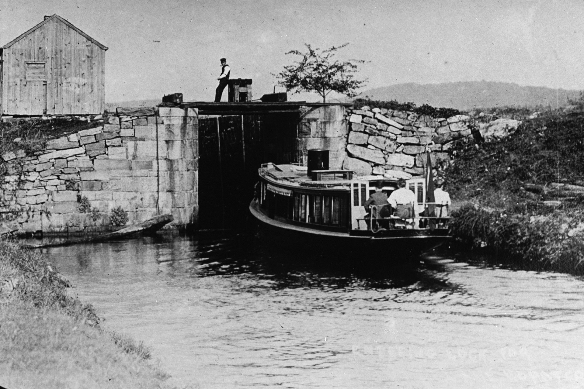 A Black Liner steamer enters Brooklyn Lock. The Black Line was one of two steamer companies that transported vacationers from Hopatcong Station to resorts around the lake. The competing White Line did not use the canal, but met passengers at the lake’s southern terminus.