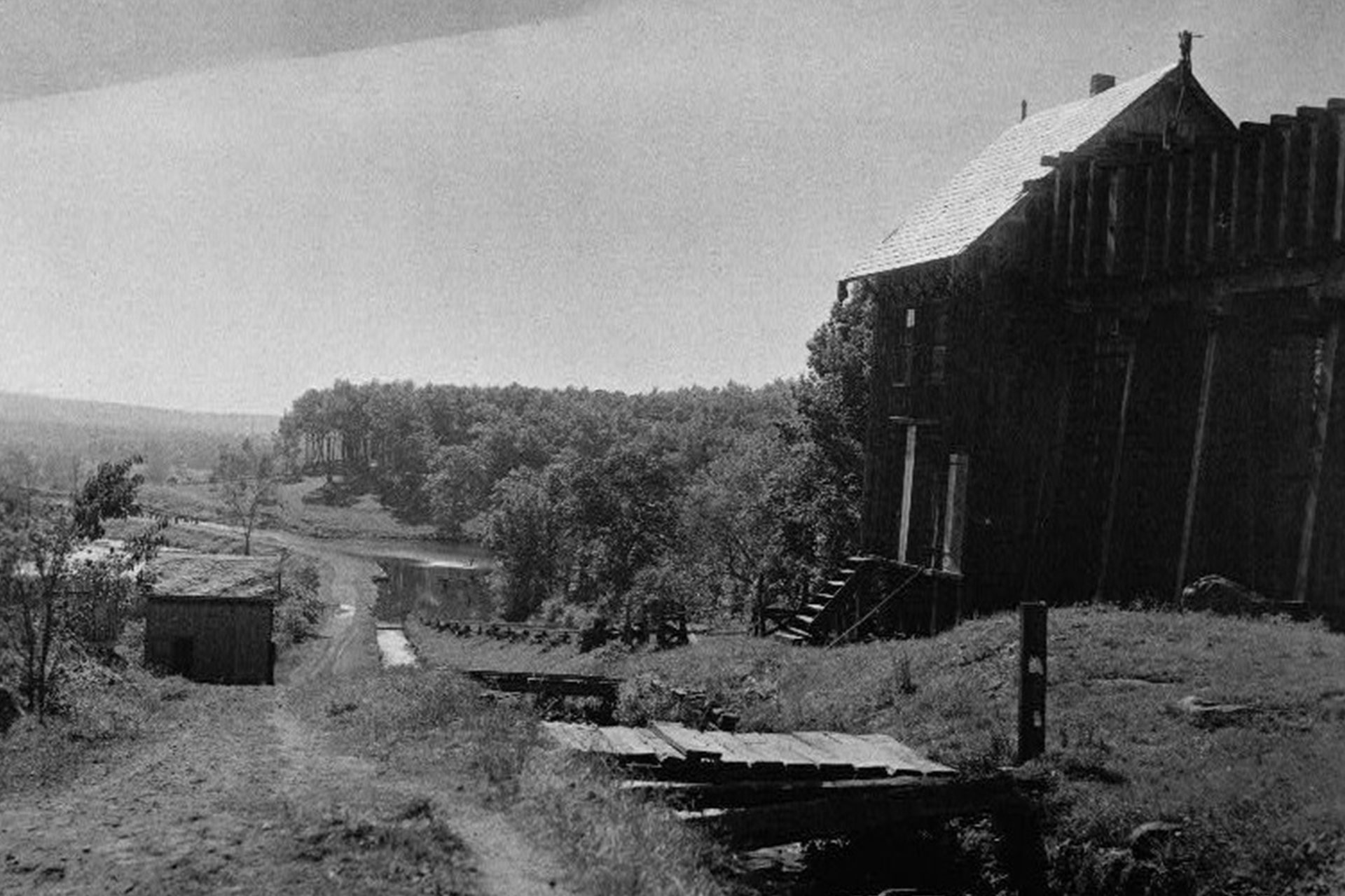 This view looks down Plane 2 East in Ledgewood toward the basin at its foot. Today, the basin still partially exists, and the turbine chamber below the powerhouse on the right can be viewed.