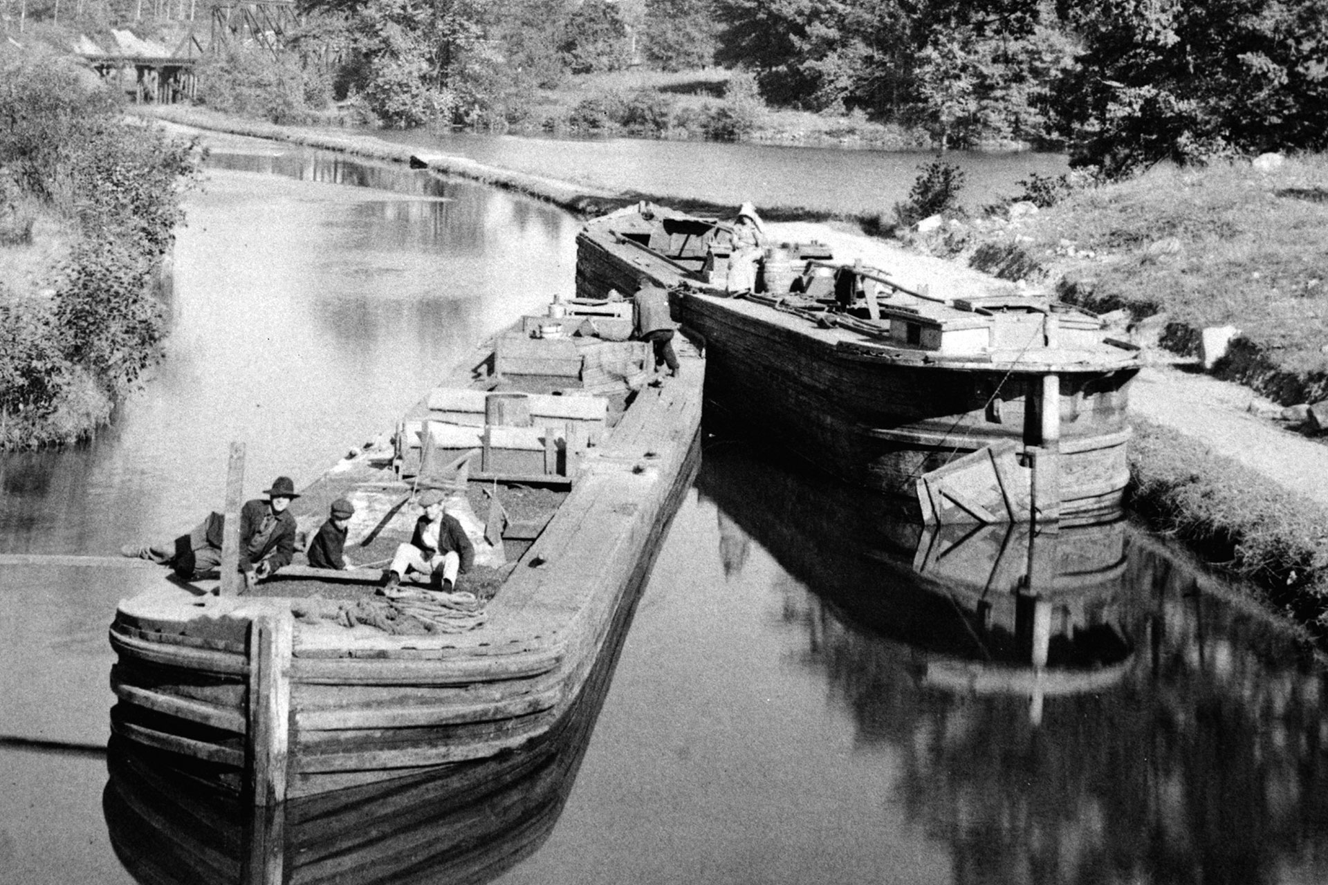 Canalers take a break on Will’s Basin, at Shippenport near Lake Hopatcong. The RR trestle seen in the background serviced the ice houses on the lake’s eastern shore.