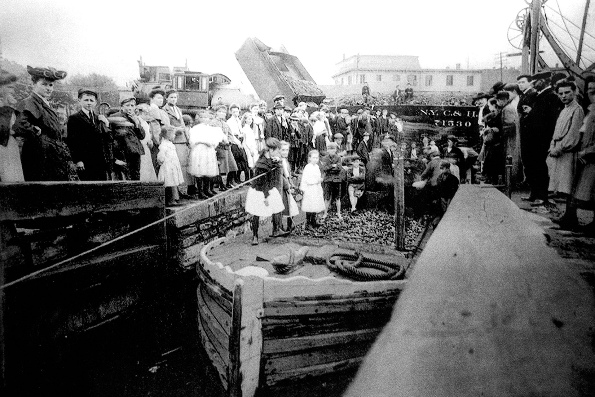 On June 12, 1905, a CRRNJ train crashed into a canal boat passing through Lock 7 East. Fortunately, no one was injured.