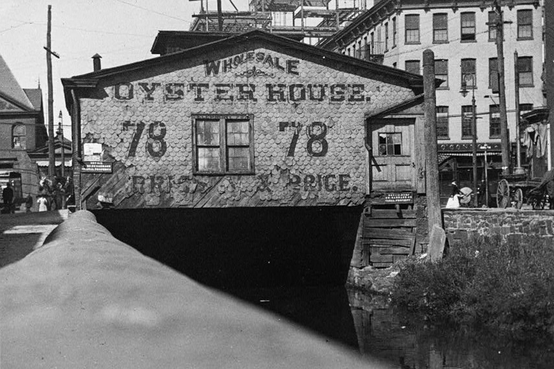 The canal ran through a tunnel under Newarks Centre Market, and this view shows its east end. There was no towpath in the tunnel so boats had to navigate through using long poles to push agains the walls.